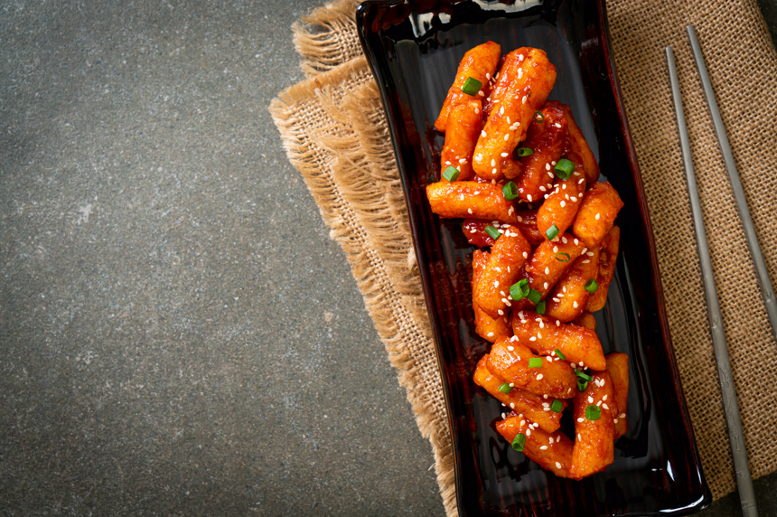 带有辣味酱油的油炸朝鲜米糕炒年糕餐厅宣传