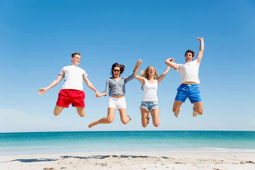 公司的年轻人在海滩上度假合照