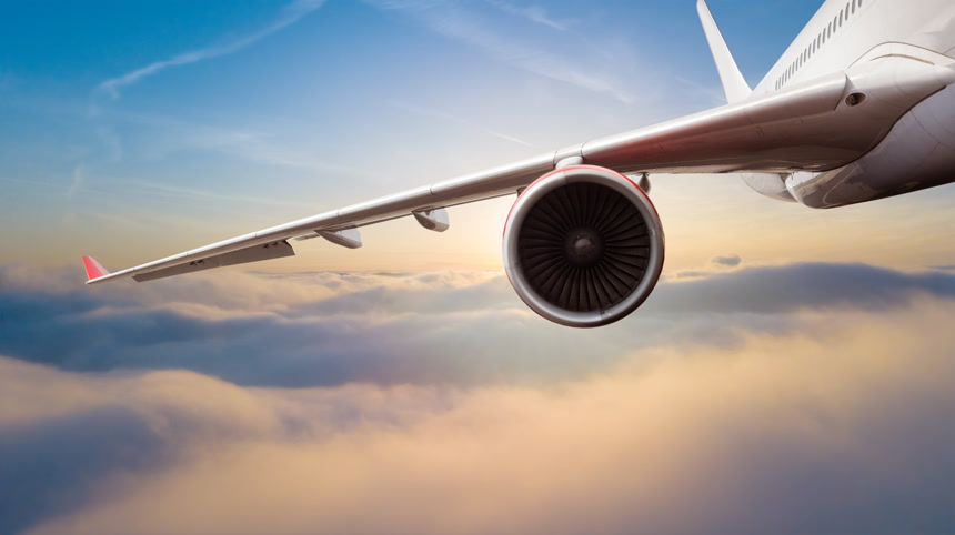 商业喷气式飞机在云层上方飞行排气筒特写云层