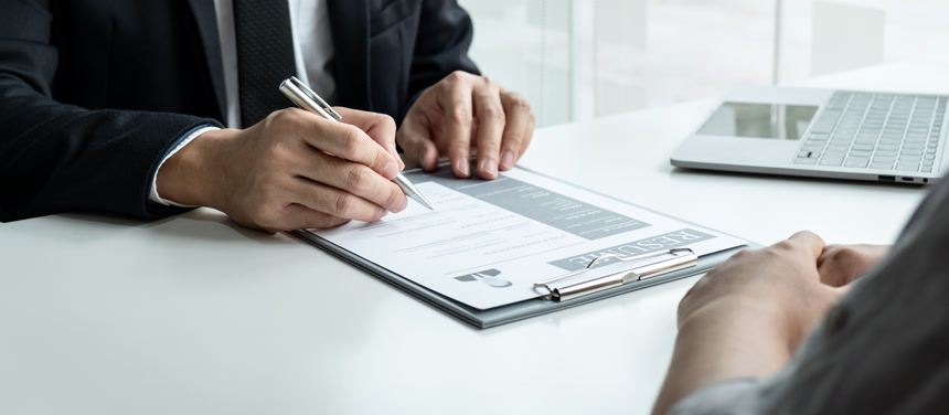 面试人员考虑并询问应聘者进行填表商务经济办公