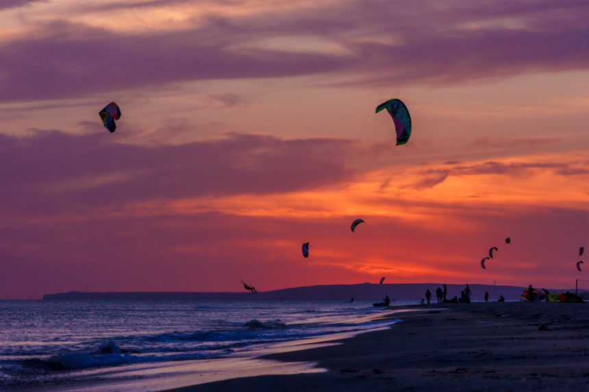 极端一群专业的小猫在黑海上滑行,用风帆的翅膀在手中牵起风,围观的摄影师海鸥在岸上极限运动
