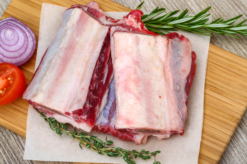 案板上的生牛肉肋骨迷迭香洋葱美食宣传