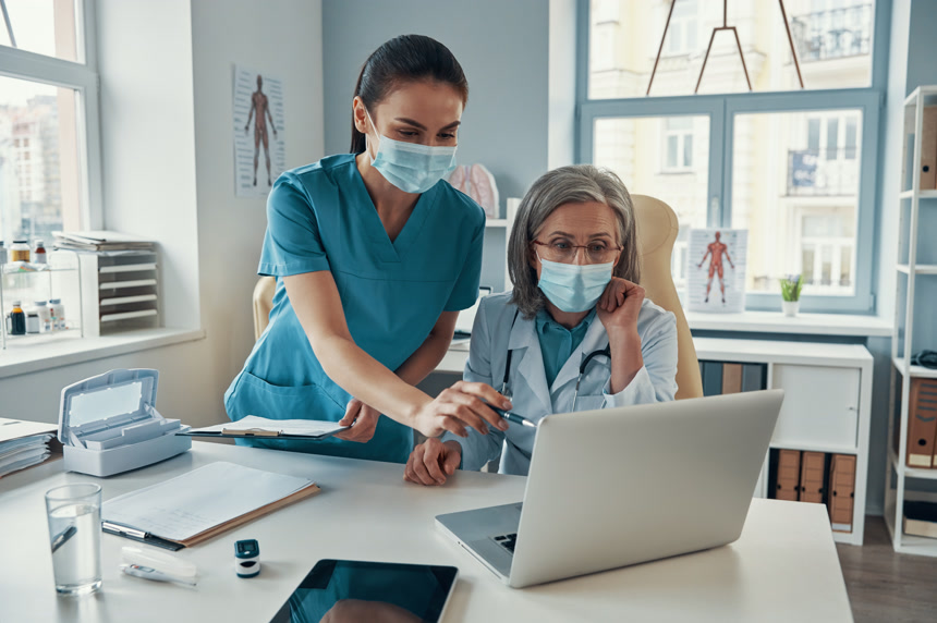 两名身着医疗制服的女同事医学医疗