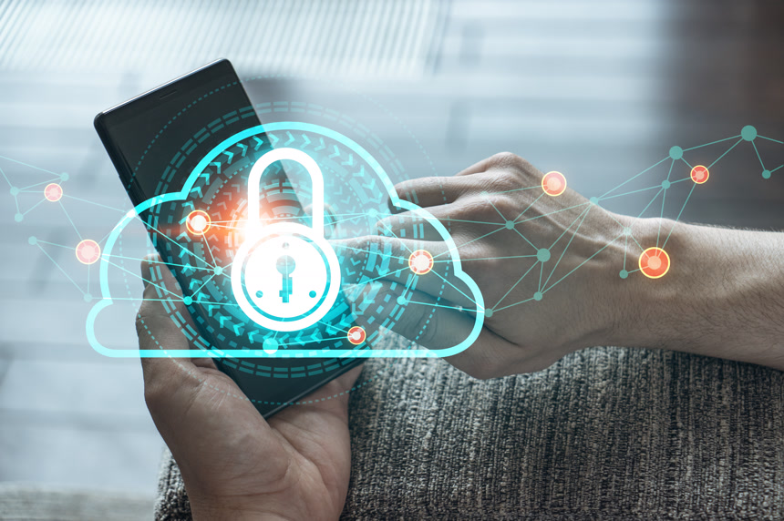 商人用智能手机和锁图来打字信息和业务数据安全的概念