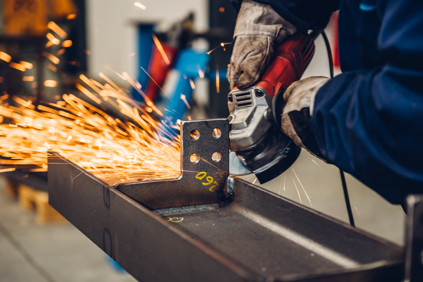 工人使用角磨机正在打磨的工作图片