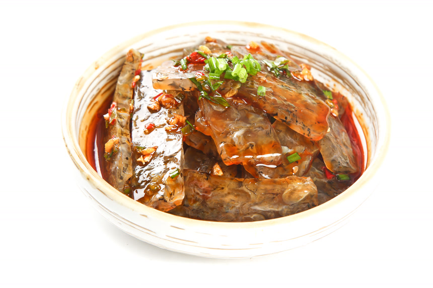 白底上的鱼皮冻