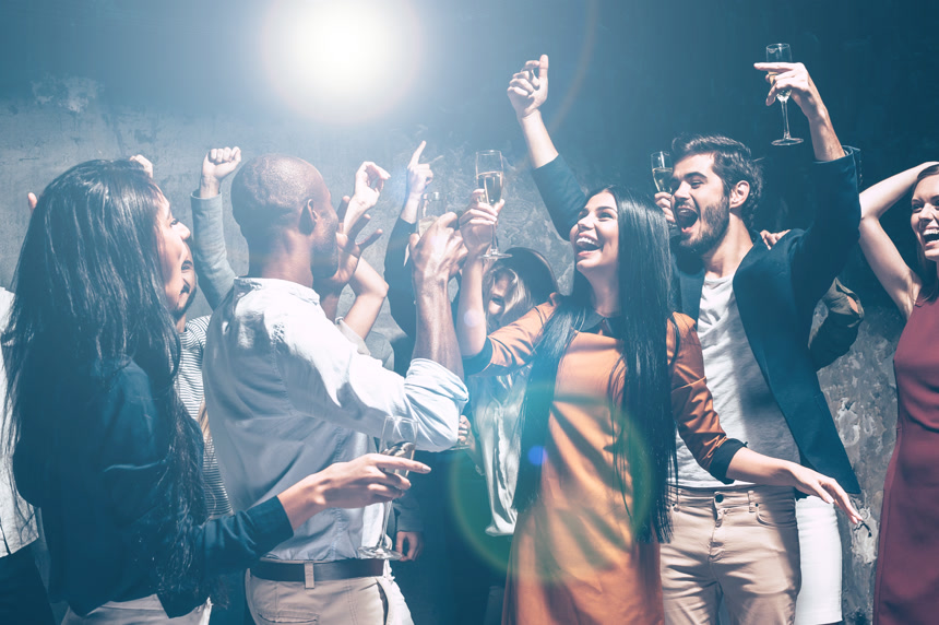 美丽的年轻人跳舞欢呼派对生日聚会