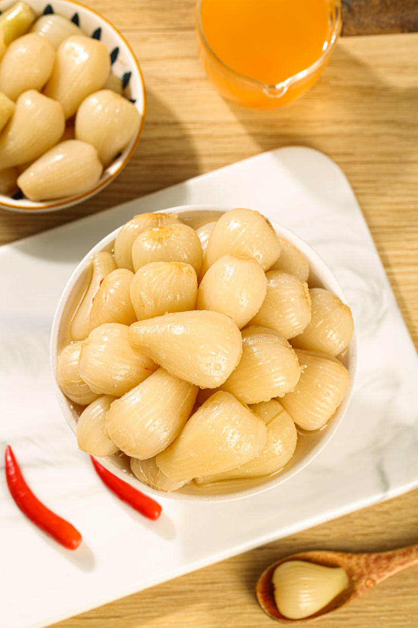 深底上的酸甜藠头