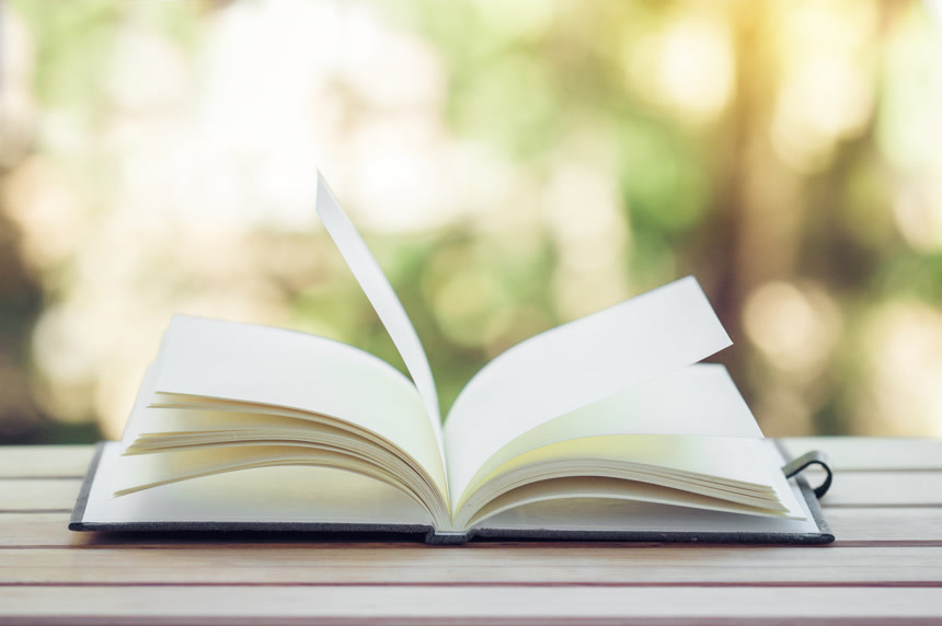 木板背景上打开的空白本子生活方式学习