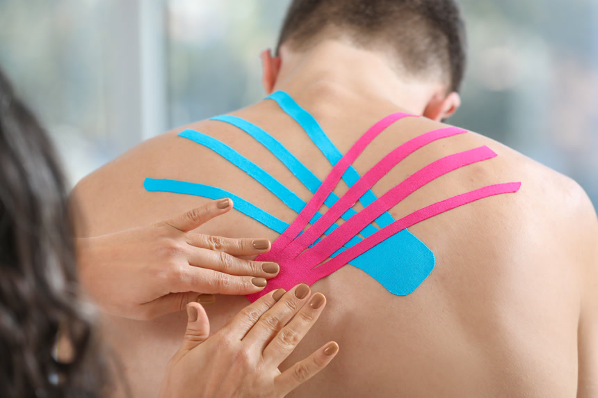 临床医生在人的背上贴胶带医疗保健