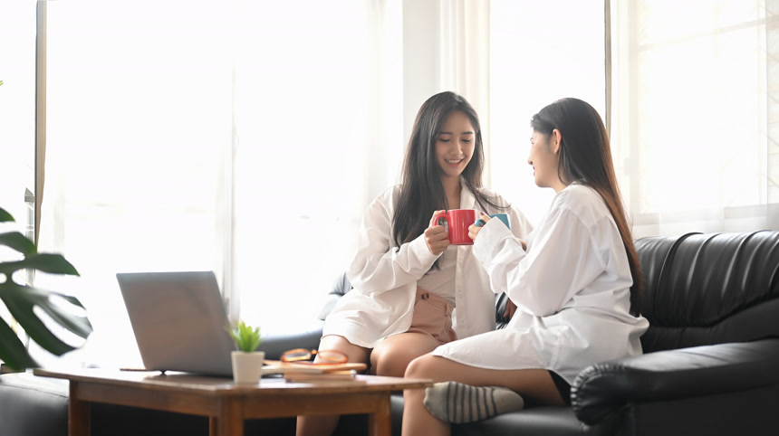 在沙发上聊天的朋友人物肖像