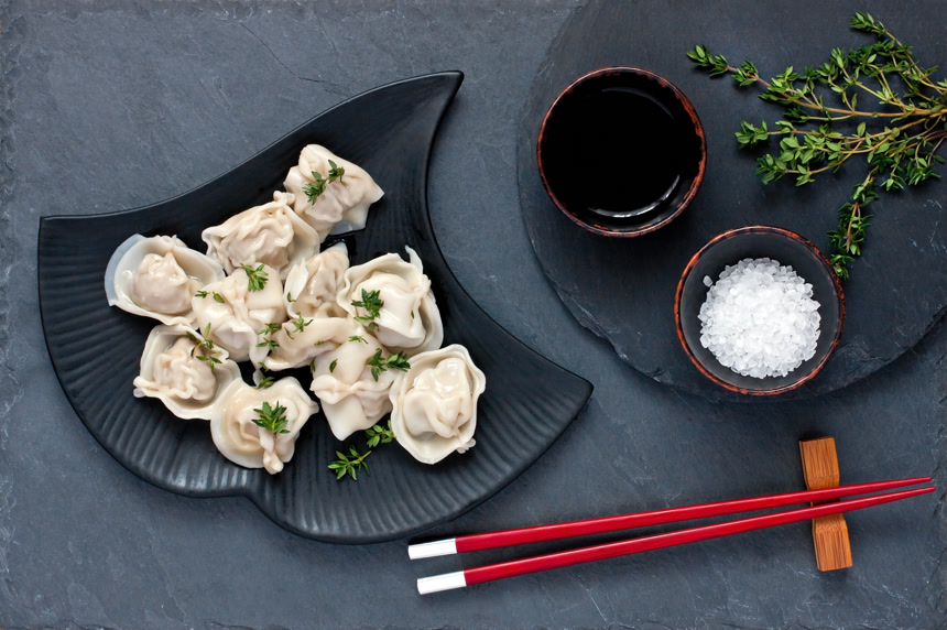 东方美食米饭和装盘的饺子传统美食宣传