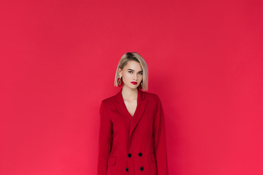 红色背景中穿红夹克的金发女郎时尚写真