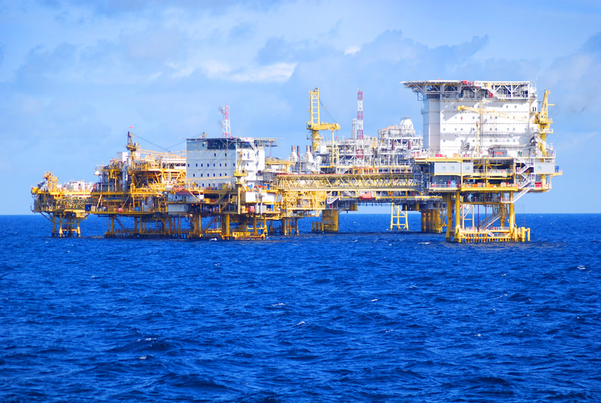 离岸石油钻机能源开采设备摄影图