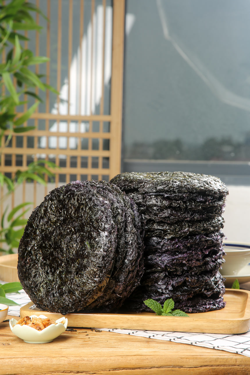 手里拿着大块紫菜