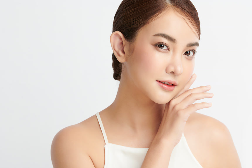 年轻美丽的亚洲女人，有着洁白的背景、脸蛋护理、面部护理、美容美发、美容美发、水疗、亚洲女性肖像.