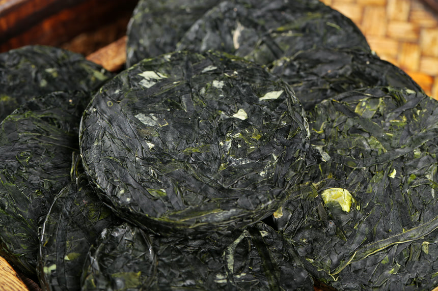 木底上的压缩海带丝