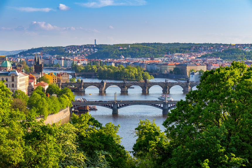 城市宣传河面上的桥梁城镇风景