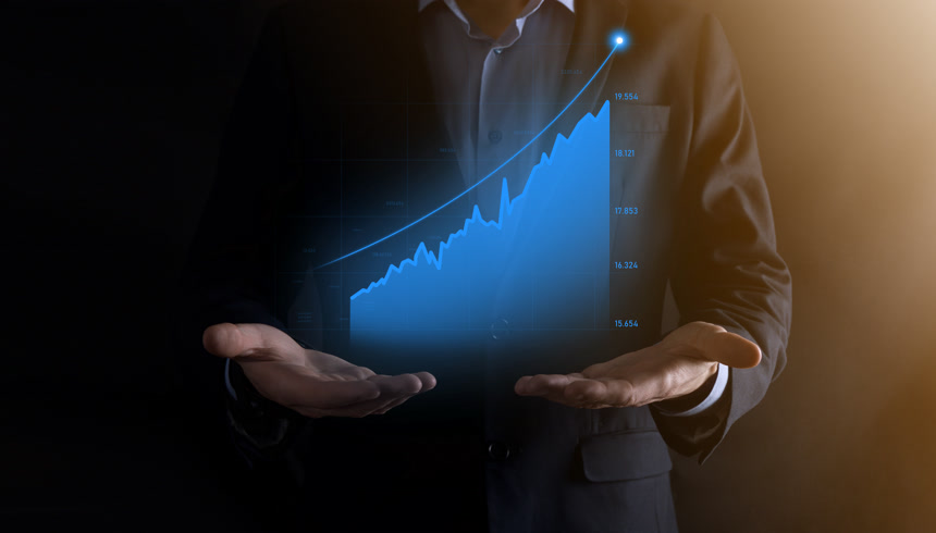 黑色背景商务人士双手托举全息图和股票市场统计数字的商人获利增长商务经济