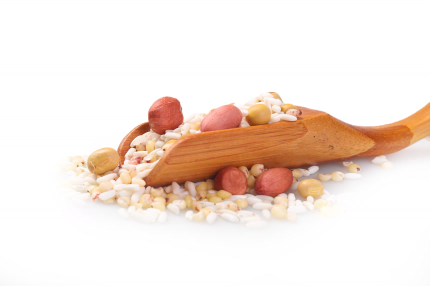 白底上的花生五谷