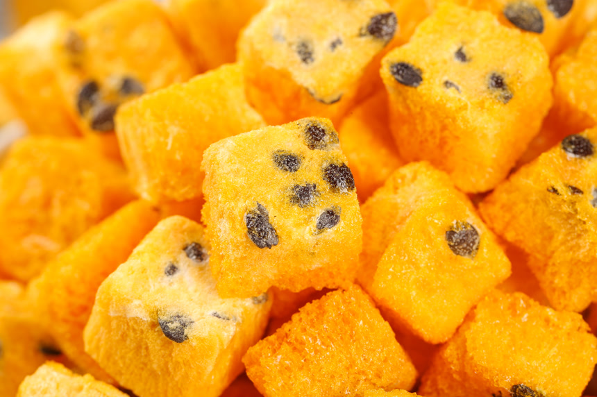 浅底上的百香果冻干块