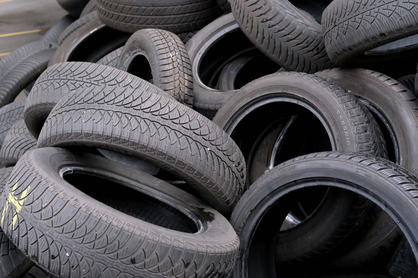 大量旧橡胶轮胎有磨损的胎面的特写交通安全生活方式