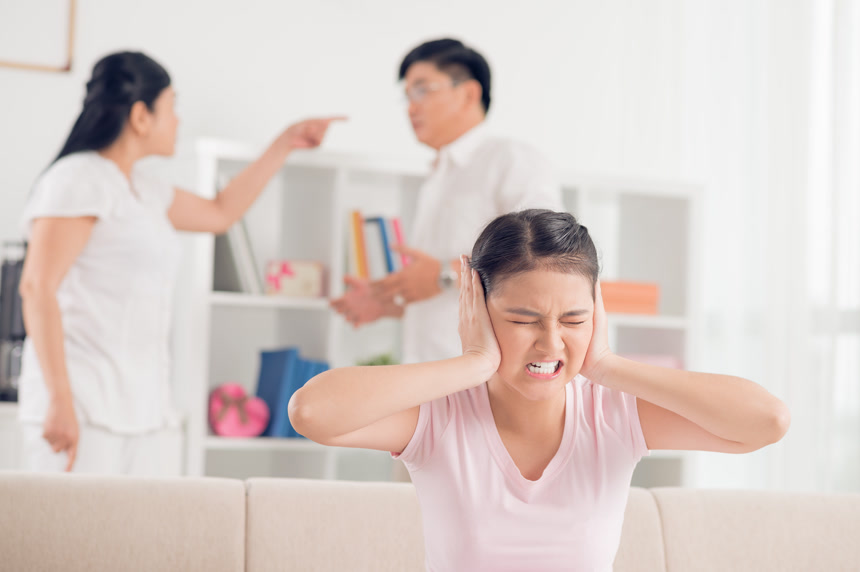 父母吵架女儿捂住耳朵家庭暴力