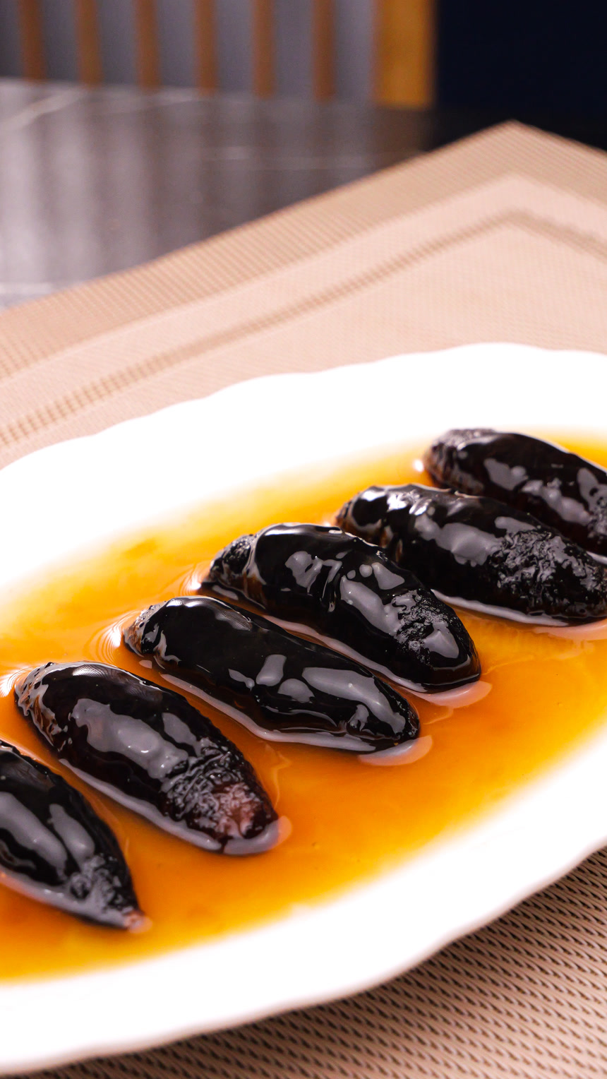 盘子里装的鲍鱼海参菜品