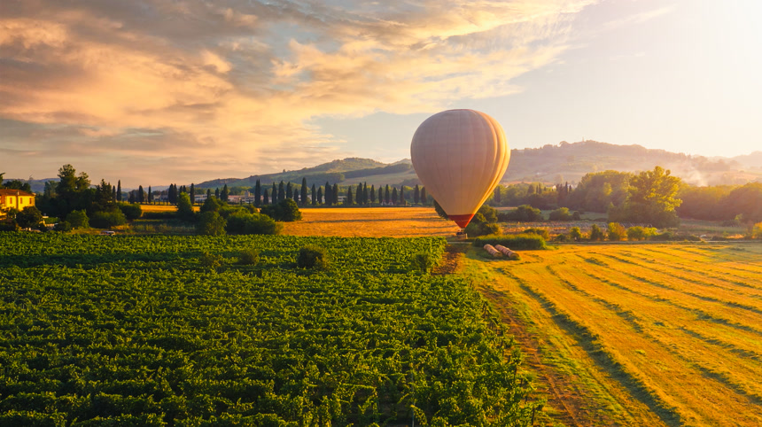 热气球飞越美丽的田野，背景为高山种植园度假休闲娱乐