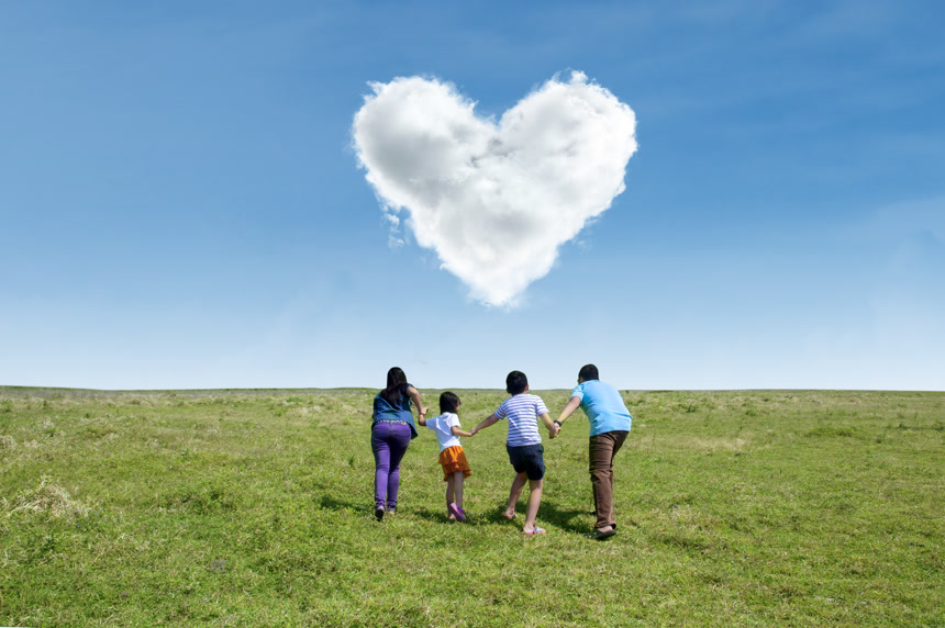 一家人在草地奔跑幸福家庭生活广告素材