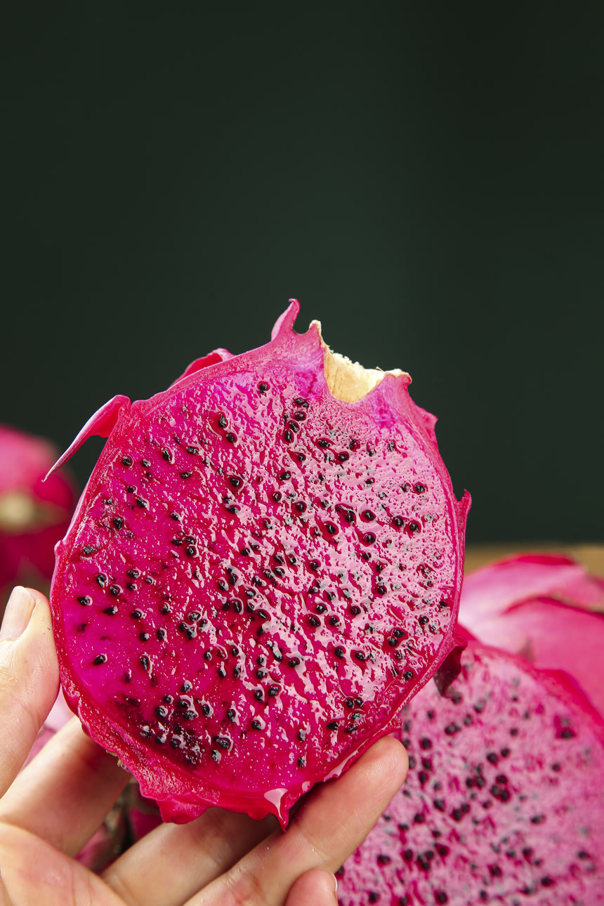 木底上的红心火龙果