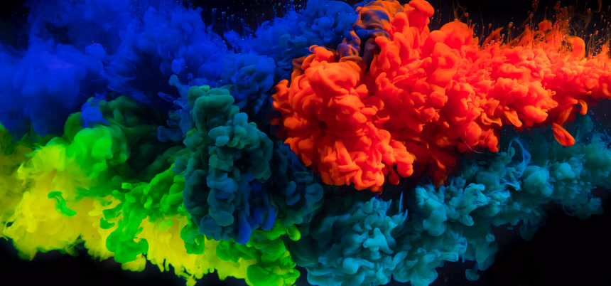 黑色背景水中的彩色墨水混合  抽象彩色背景