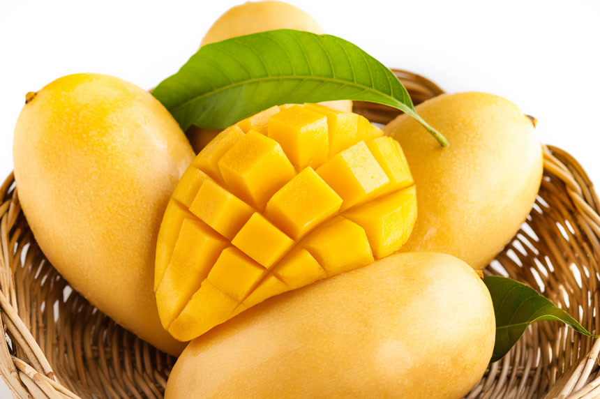 新鲜的黄色芒果美摆放在篮子里健康水果店宣传