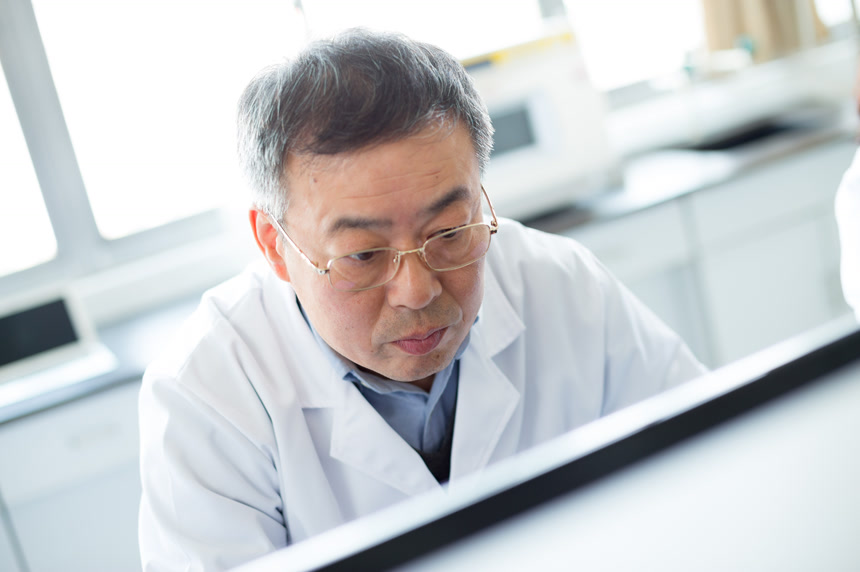 科学家医生穿着白大褂在实验室中人分析实验数据