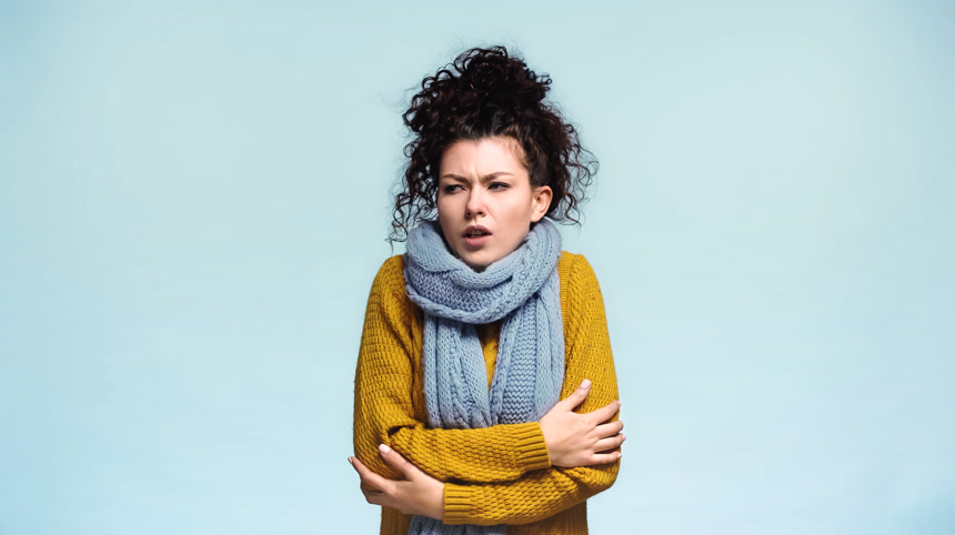 穿着毛衣和围巾的冻僵女人，看上去孤立无援生活方式