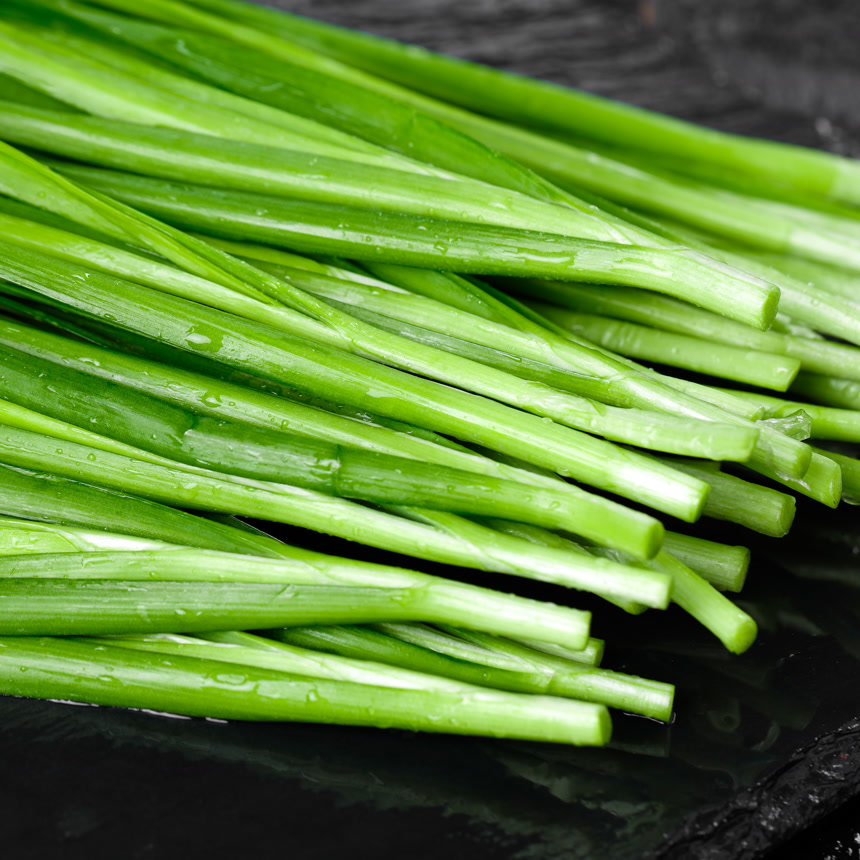 深底上的新鲜韭菜