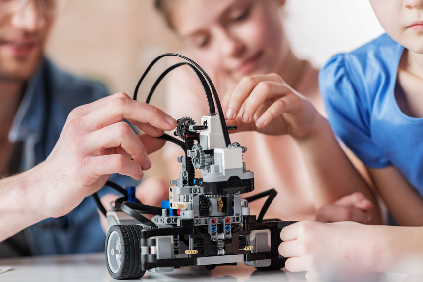 对机器人感兴趣的孩子们和老师研究科学技术