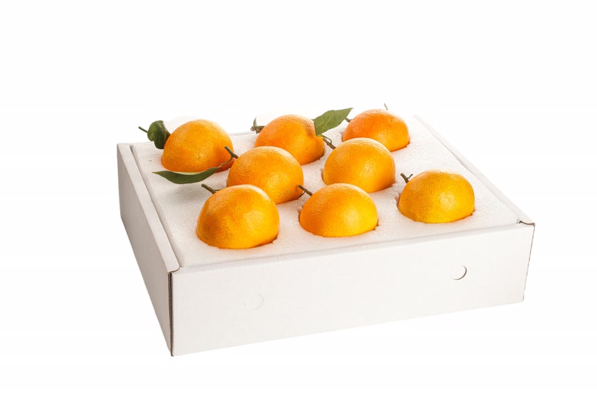 白底上的一盒红美人柑橘