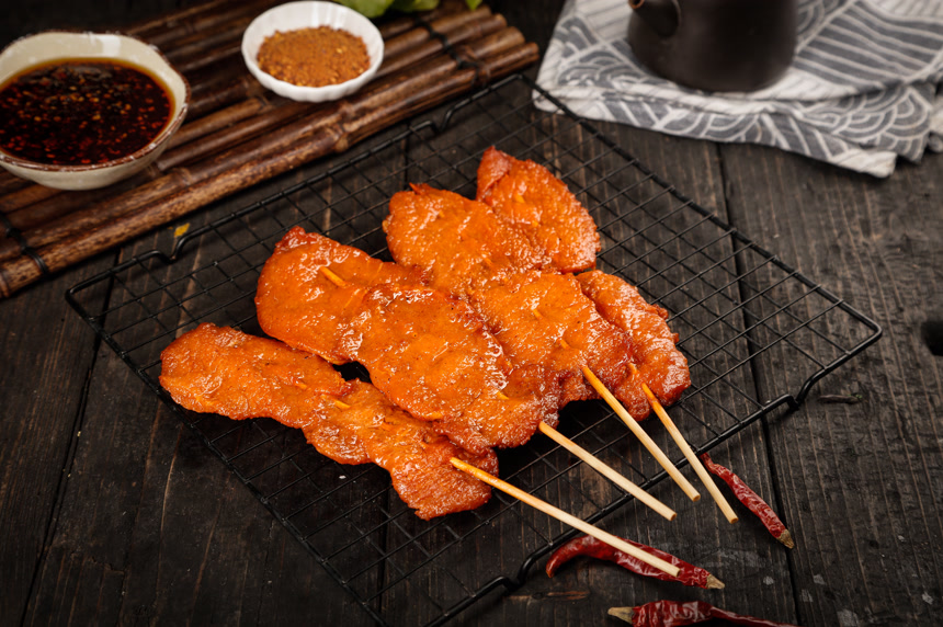 深底上的烤好的里脊肉