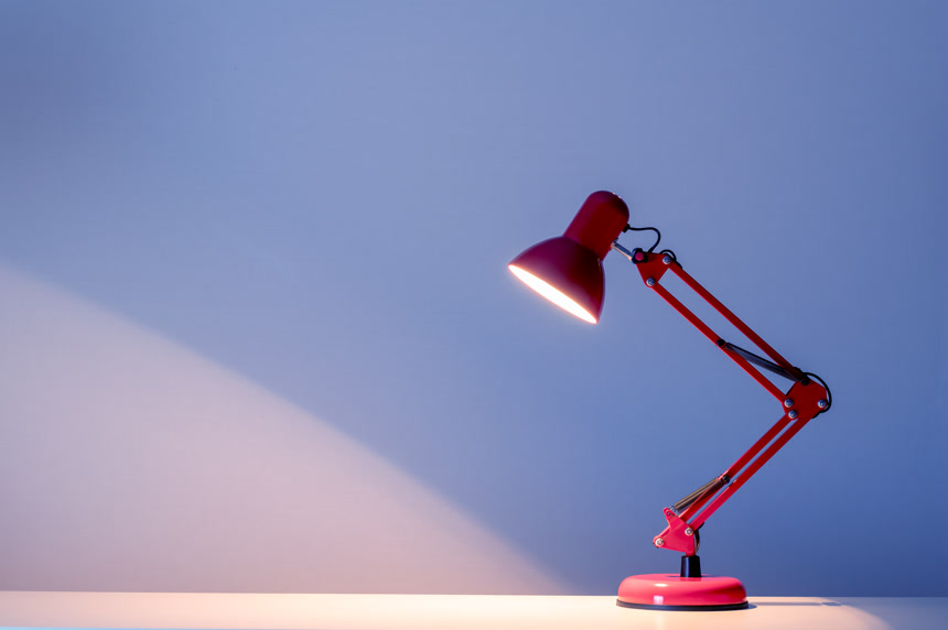 桌上的台灯学习用具产品宣传