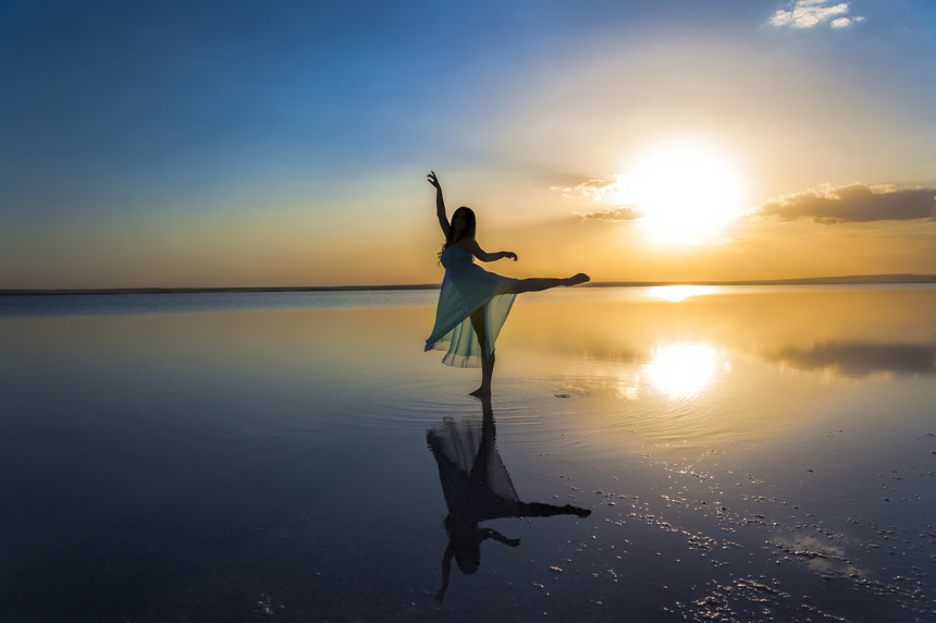 美丽的芭蕾舞演员在水上跳舞生活场景