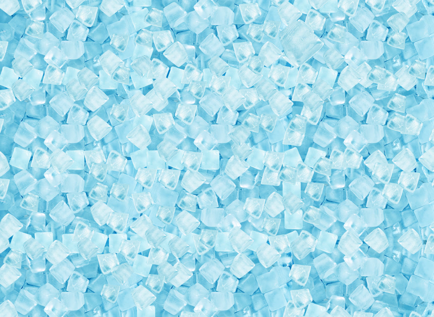 蓝色背景下的冰块特写图图片素材