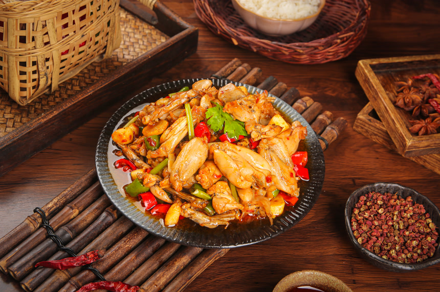 木底上的香辣牛蛙