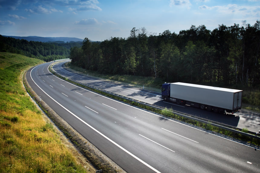 高速公路上行驶的大货车