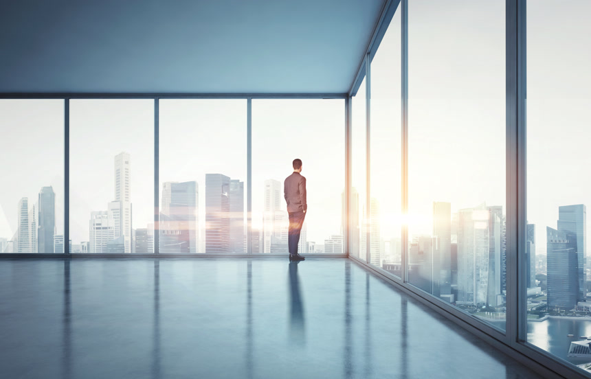 站在落地玻璃边上看建筑群的商人职场人像