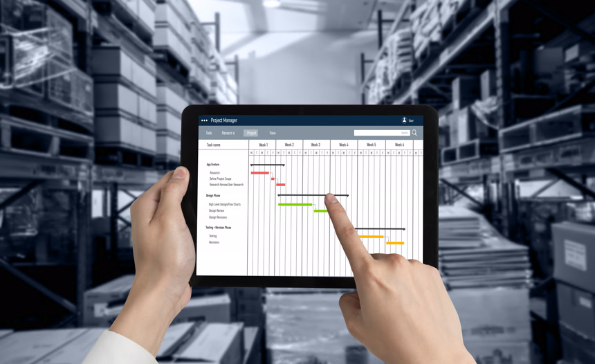 计算机屏幕上显示团队项目时间表的现代商业项目管理项目规划软件