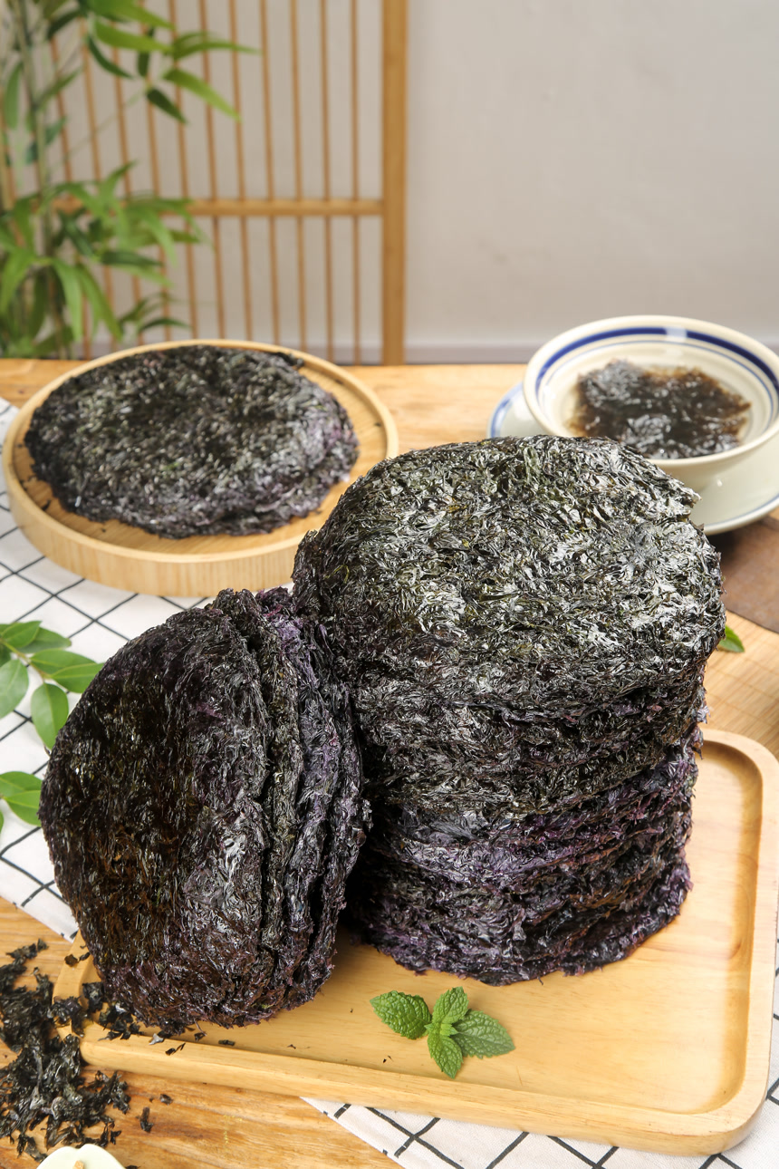 手里拿着大块紫菜