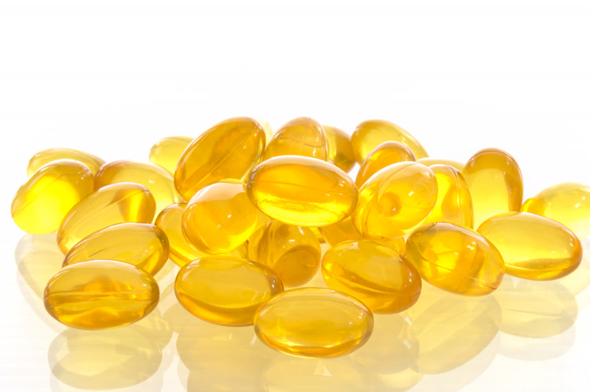 白色背景上的深海鱼油胶囊医疗健康