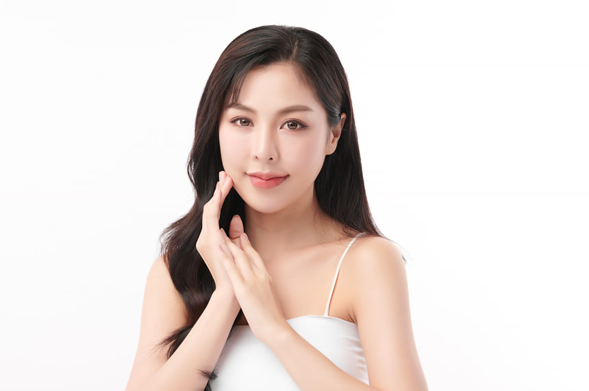 一个美丽的亚洲女人白底图美业美容