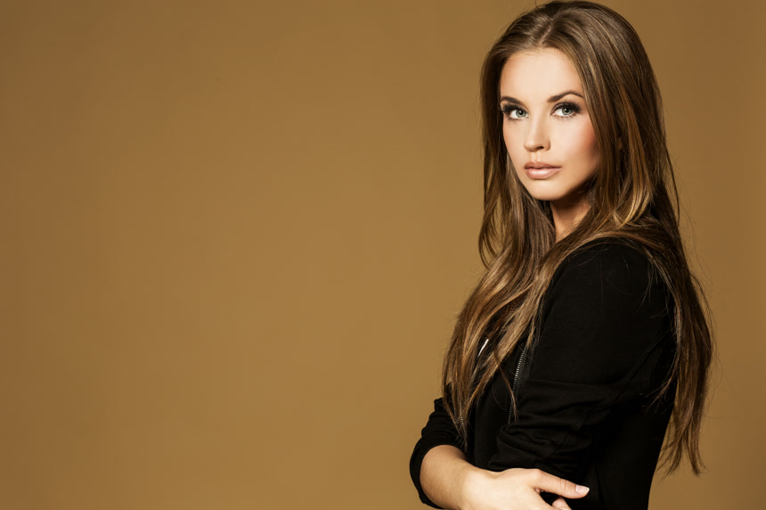 棕色背景年轻漂亮女模特写真图